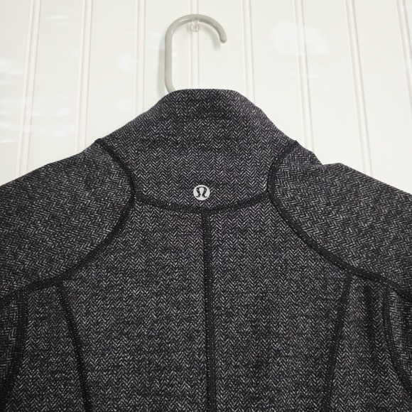 Lululemon Run U Turn Herringbone Pullover Sweater, size 2, 4 Gray 1/2 Zip - Picture 5 of 10